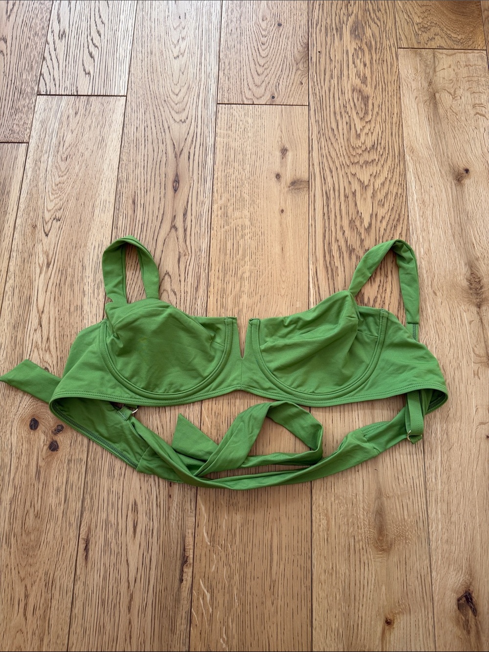 Monday Swimwear Clovelly Underwire Bikini Top size V in Apple